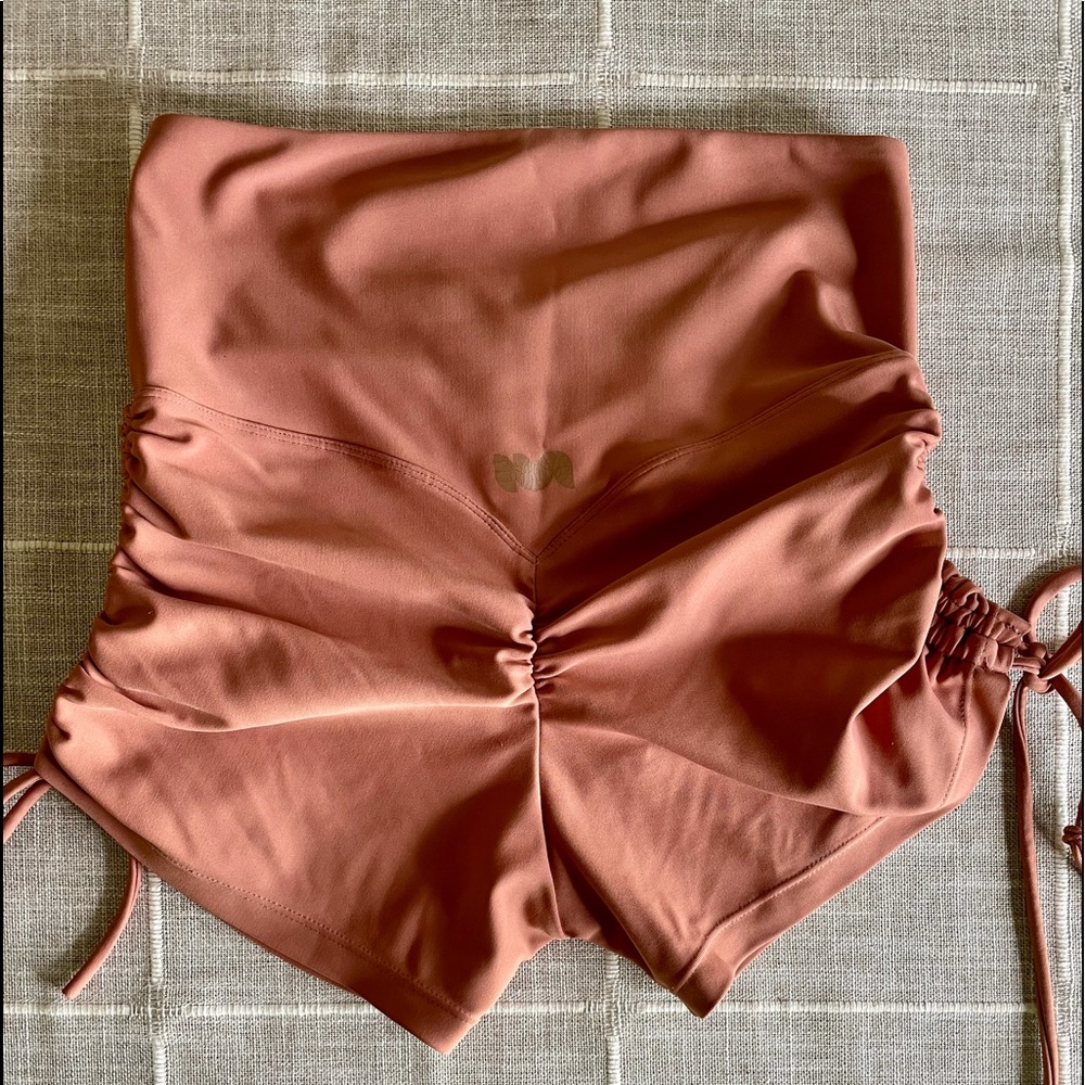 Scrunch shorts size small in good conditions